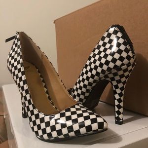 Checkered pumps zip on heel